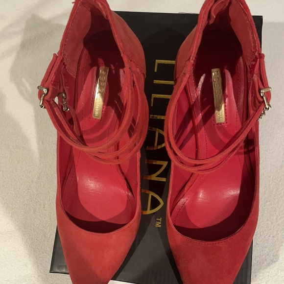 BCBGENERATION Red strap ankle felt high heels 8M. - Picture 9 of 9